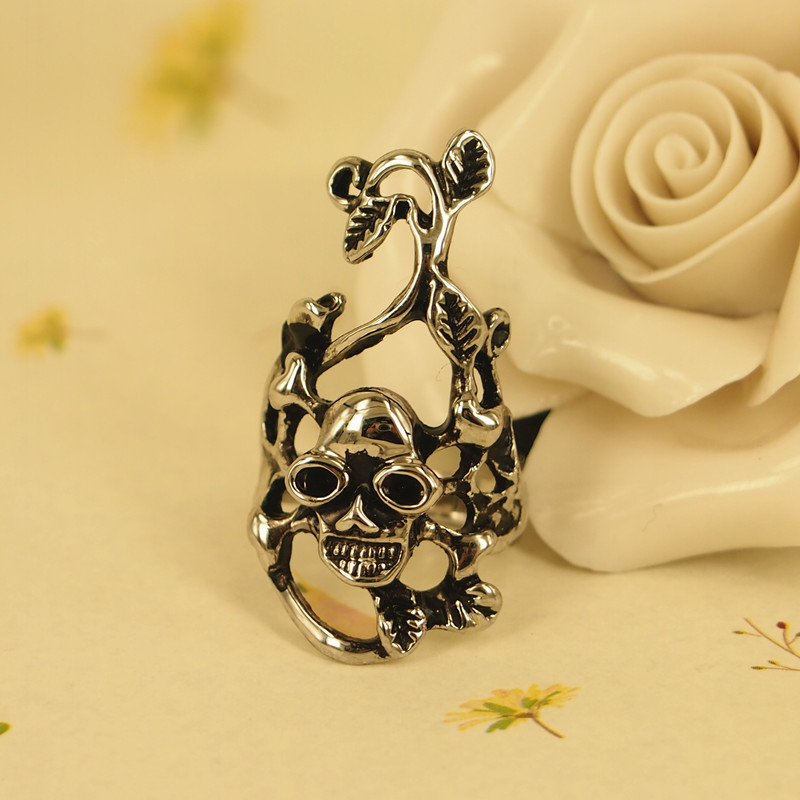 Skull And Vine Ring on Luulla